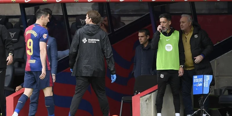 Tiền đạo Lewandowski phải rời sân vì chấn thương ở trận đấu gặp Celta Vigo mới đây 
